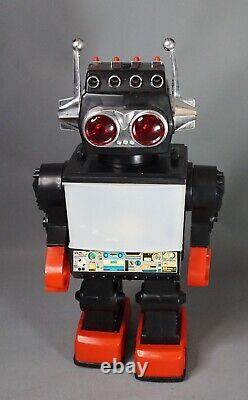 1984 Vintage Kamco Saturn TV Giant Walkign Robot Battery Op. Space Toy Hong Kong