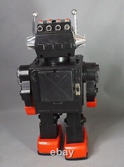 1984 Vintage Kamco Saturn TV Giant Walkign Robot Battery Op. Space Toy Hong Kong