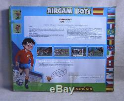 AIRGAM BOYS 12 FOOTBALL FIGURES + board game GREECE GREEK PYROPLAST TOYS VTG