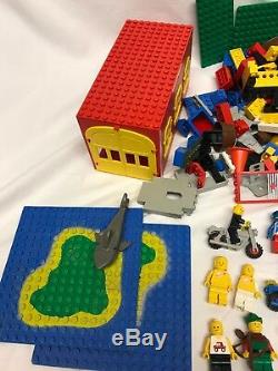 Lot of Vintage 80s Legos, Minifigures, Etc 7+ lbs. Many Different Themes