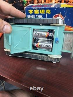 ME 091 VINTAGE SPACE TANK SPACE TOY TIN LITHO IN ORIGINAL BOX 1960s WORKING