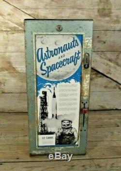 Rare Vintage Astronauts & Spacecraft Coin Op Trading Card Vending Machine toy