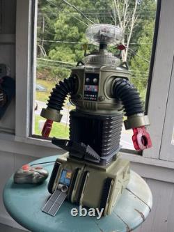 Trendmasters Lost in Space Robot Toy with Remote Control Vintage 1998