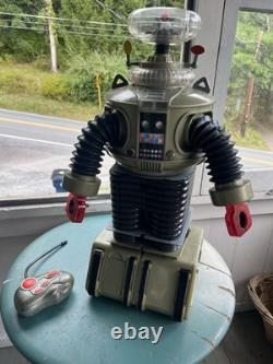 Trendmasters Lost in Space Robot Toy with Remote Control Vintage 1998