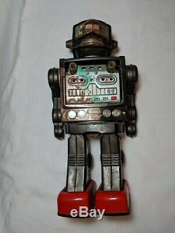 VINTAGE HORIKAWA JAPAN BATTERY OPERATED FIGHTING SPACE MAN Free S&H