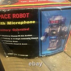 VINTAGE Space 1970 Japanese Battery Operated Robot Toy Model B-6021M