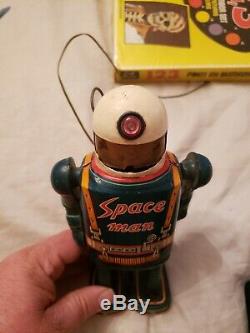 Vintage Masudaya Robot Commando Space Man w Tin remote Battery Op Japan RARE