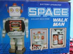 Vintage SPACE WALK MAN ME 100 Robot 12 Tin Toy Figure RED with Box Does NOT Power