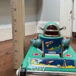Vintage Space Tank ME 091 Gyro Action Tin Litho Robot Sci Fi Beijing Toy 9.5 in