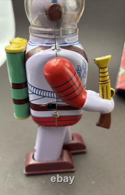 Vintage Style Space Commando Tin Toy Robot MS 404 Wind Up Walking Spaceman Box